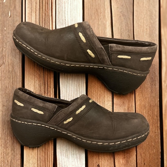 Columbia Women’s Addie Brown Leather Clogs Size 8 NWOT Slip-On - Picture 2 of 5